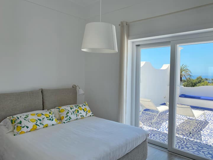 Suite with private balcony with sea view and sunset