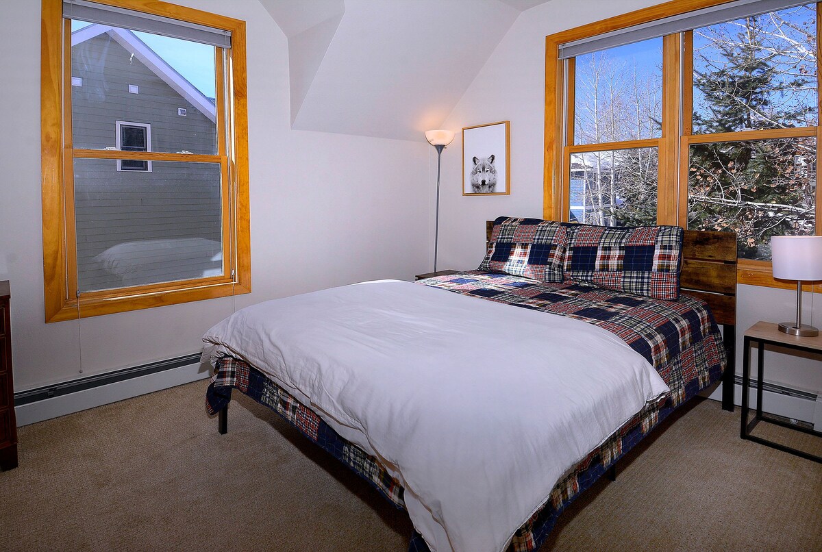 楼上2号卧室，标准双人床