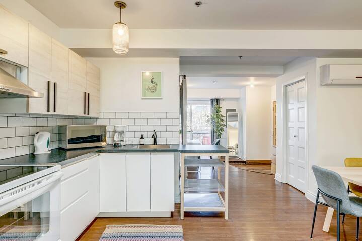 Spacious & Private, Steps to Montreal’s Nightlife gallery image 3