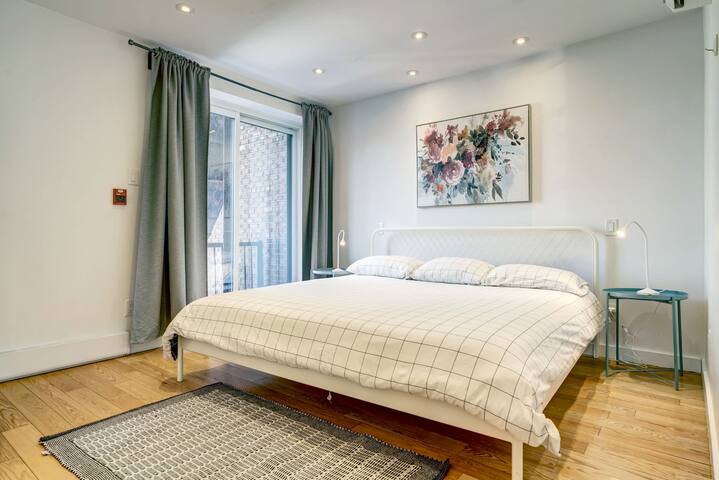 Spacious & Private, Steps to Montreal’s Nightlife gallery image 4