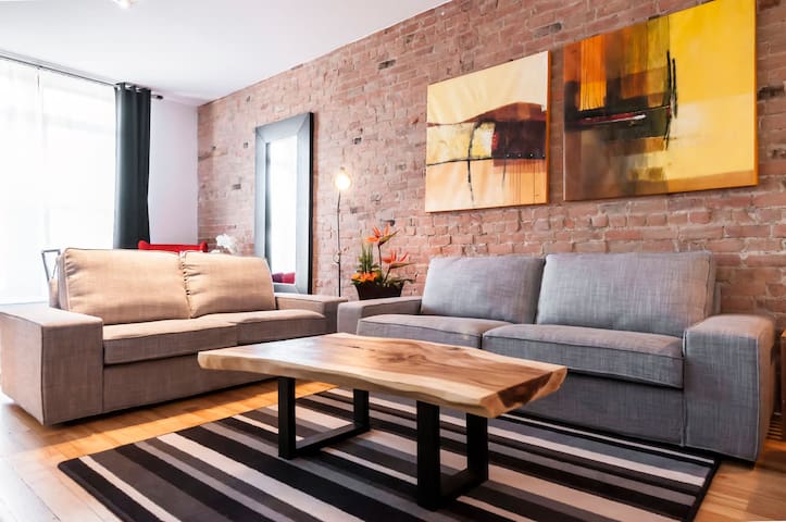 Le Metro Unbeatable location on Mt-Royal Avenue