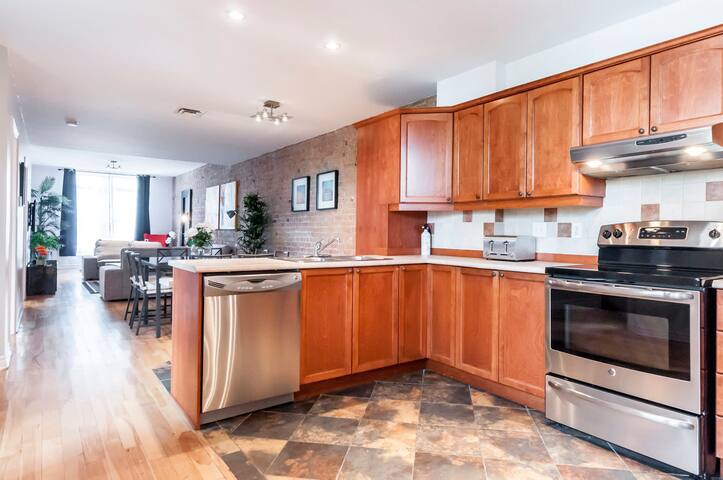 Le Metro Unbeatable location on Mt-Royal Avenue gallery image 4