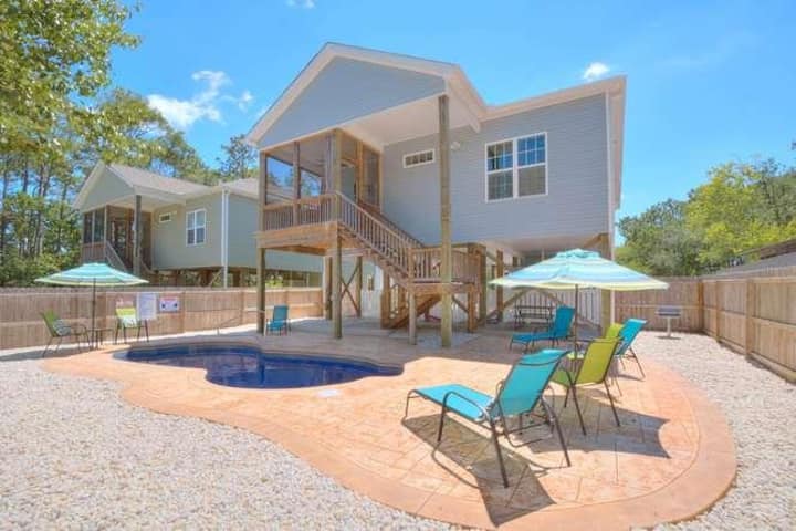 Almost Heaven: Cozy Oak Island Retreat! - Oak Island, NC
