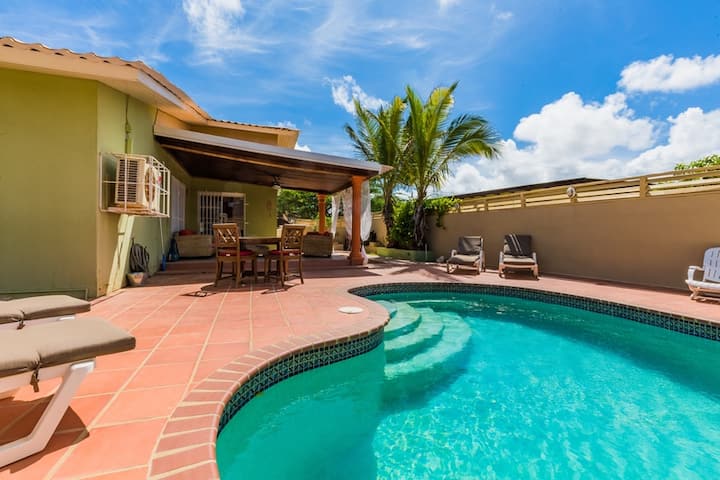Palm Beach Area, Close To Restaurants And Shopping