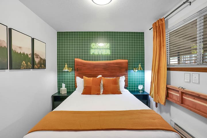 Საძინებელი №3 - ხის სახლის ოთახი - გაგრძნობინებთ, რომ მთებით ხართ გარშემორტყმული და საუკეთესო ძილით შეგიძლიათ დაისვენოთ კარგად გააზრებული დიზაინითა და ღრუბლოვანი რბილი თეთრეულით.