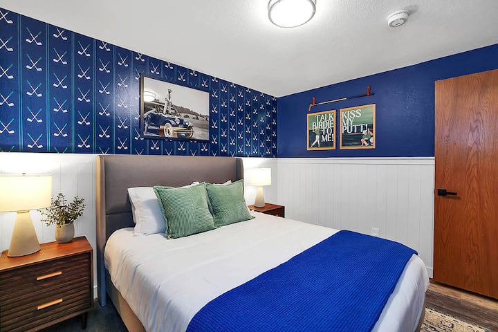 Საძინებელი №2 - გოლფის ოთახი - აღჭურვილია დიდი ზომის საწოლით, სადაც უამრავი სივრცეა სათხილამურო და გოლფის აღჭურვილობის გასაშლელად დასასვენებლად.