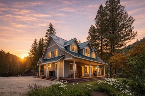 Recharge by The River-Hot Tub, WIFI, Dogs, Fenced