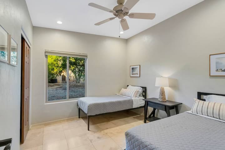 Dos camas individuales en el dormitorio 5.