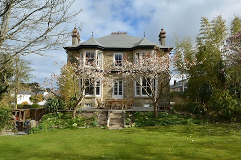Rosevean House - coastal home near surfing beach