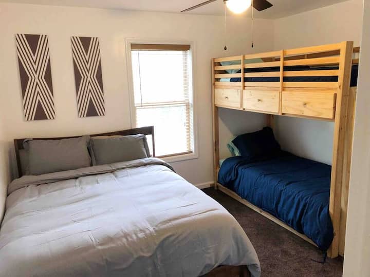 - חדר שינה עם מיטת קווין סייז ומיטות קומותיים  
- סידור לינה מושלם למשפחות  
- מקום מפלט נעים עם גימורי קיר מודרניים  
