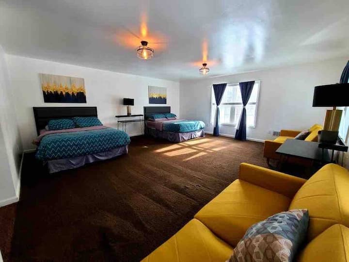 - חדר שינה גדול עם שתי מיטות קווין בתוכו  
- ספות נוחות עם צבעים מודרניים נועזים  
- פריסה מרווחת מושלמת לקבוצות  