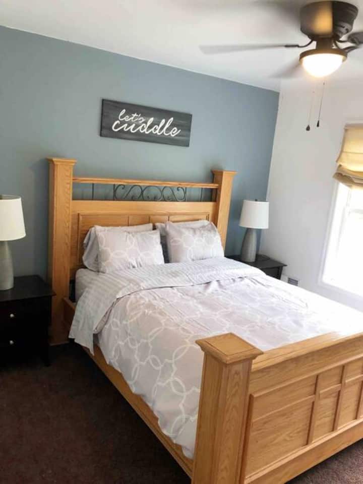 - חדר שינה נעים עם מיטת קווין סייז ואמנות  
- מצעים רכים לשינה נינוחה  
- מקום מפלט שליו עם ריהוט מודרני  