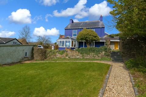 Stunning 6 bedroom home with Views of the Estuary