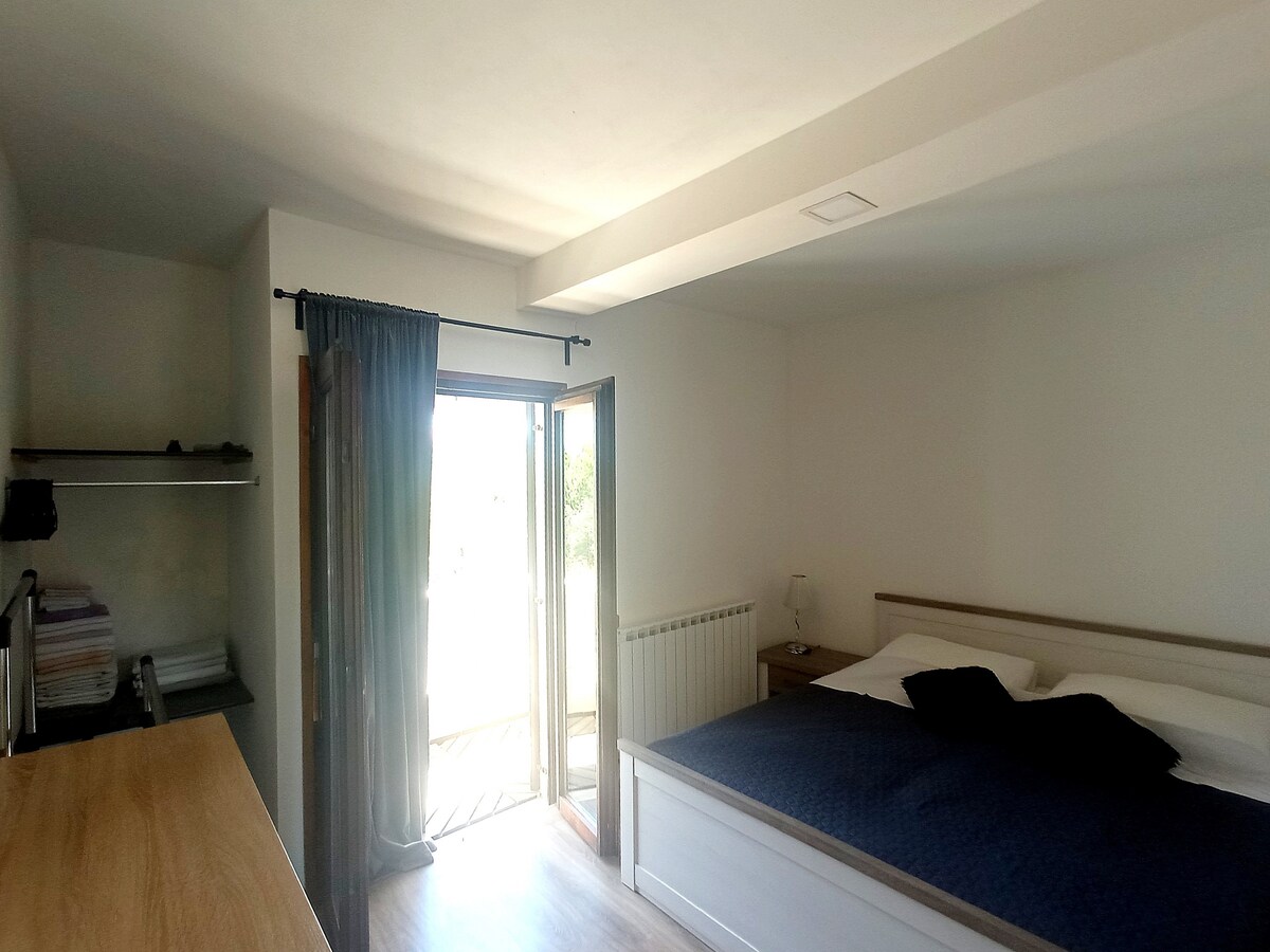 Საძინებელი 1, % {market}: 10 მ²