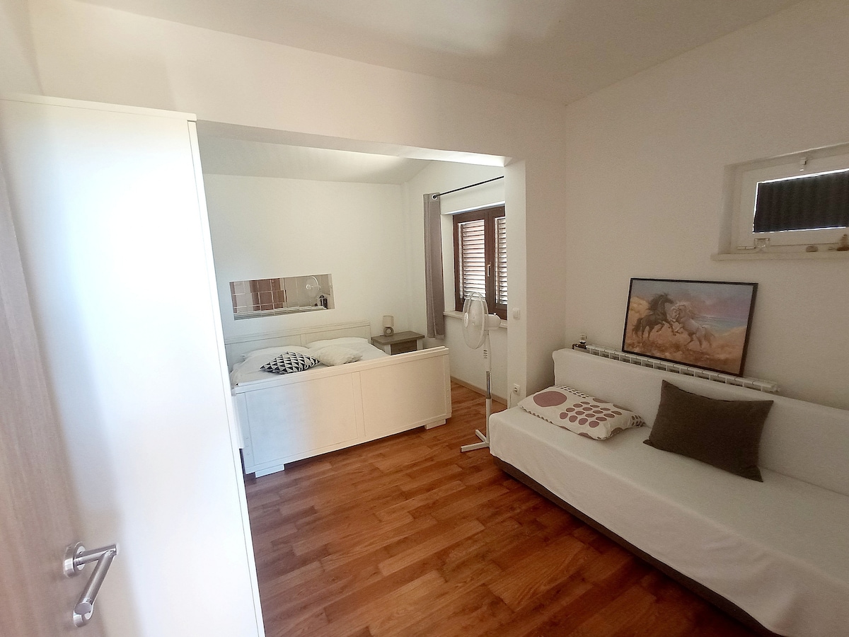 Საძინებელი 2, ზედაპირი: 16 მ²