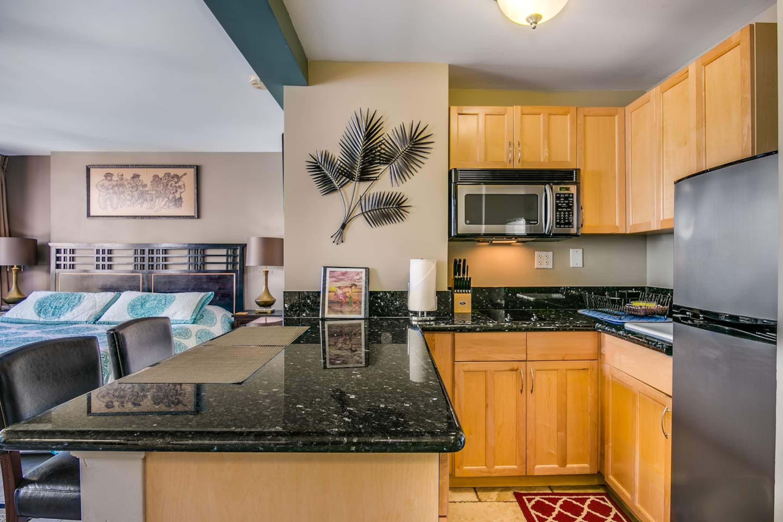 Condo in Honolulu · ★4.71 · Studio · 2 beds · 1 private bath - Image 6
