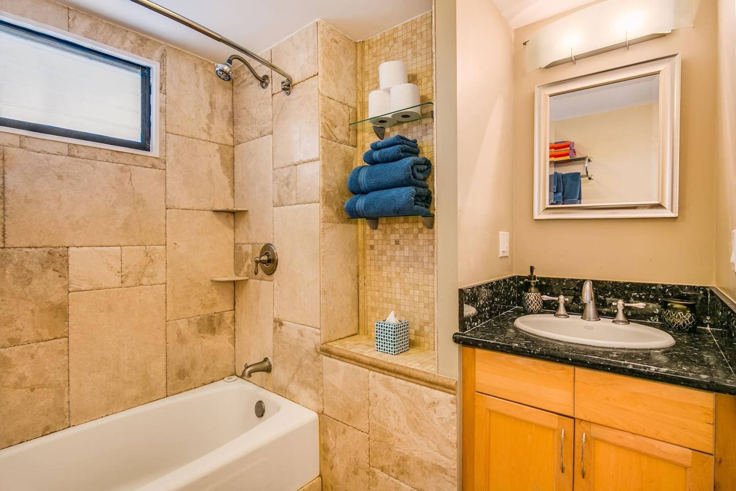 Condo in Honolulu · ★4.71 · Studio · 2 beds · 1 private bath - Image 1