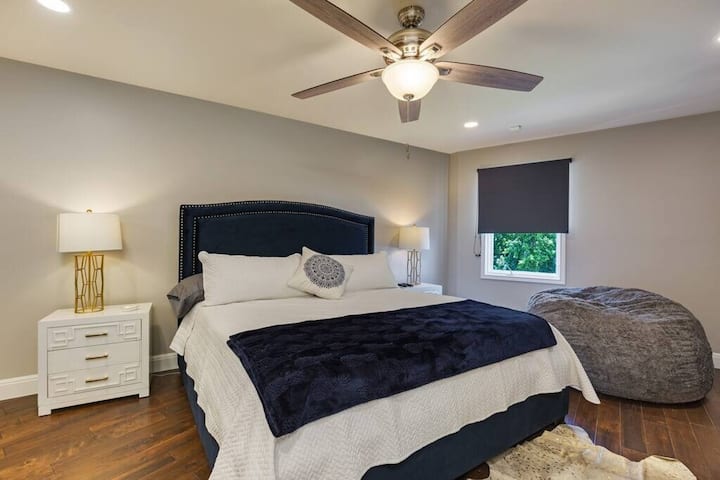 在这间迷人的卧室里，您可以享受宁静的夜晚，这里配有舒适的加大双人床和超大豆袋，让您更加放松。 中性色调和现代设计营造出宁静的氛围。 毗邻全功能卫生间和衣柜。 