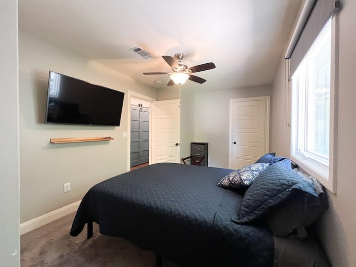 这间舒适的卧室配有舒适的床和壁挂电视。 这间客房设计简约，空间宽敞，提供了一个轻松的休憩场所，可轻松抵达房源的所有便利设施。