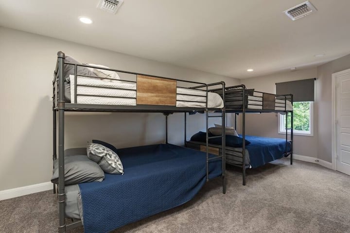 这间舒适的双层床房配备标准双人床，非常适合家人或朋友入住。 客房配有电视，可在休息时间提供娱乐。