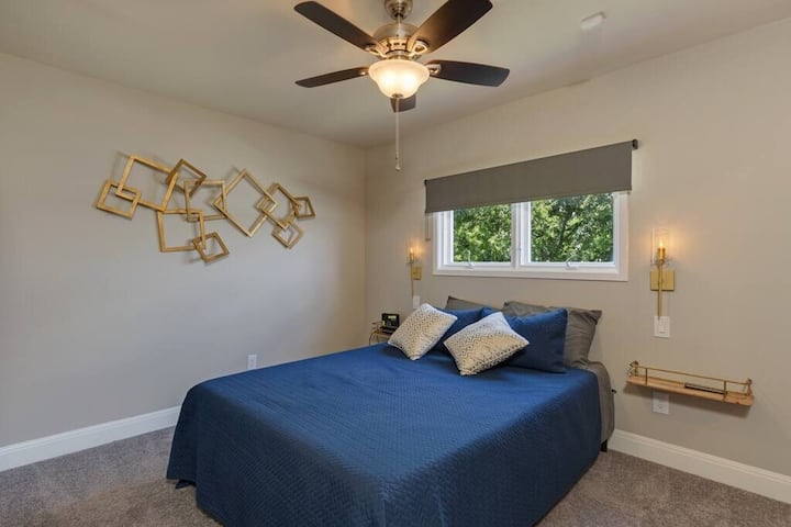 这间卧室配备了标准双人床、娱乐电视和独立卫生间，在舒适性和功能性之间取得了完美平衡。