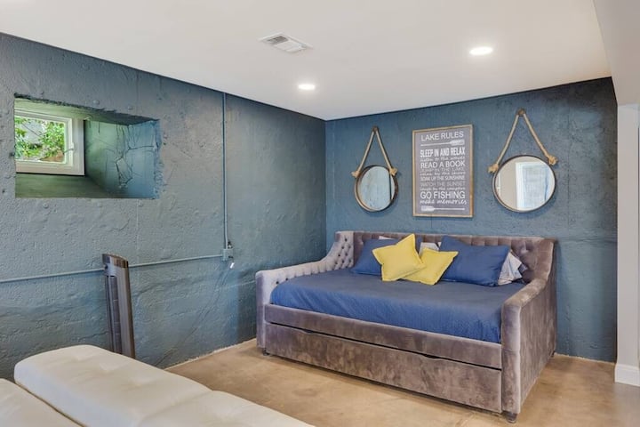 这间舒适的卧室配有时尚的子母床，非常适合房客休息，空间充裕。 在LBJ湖度过充实的一天后，您可以在这里享受电视带来的娱乐便利，以及宁静的环境，放松身心。