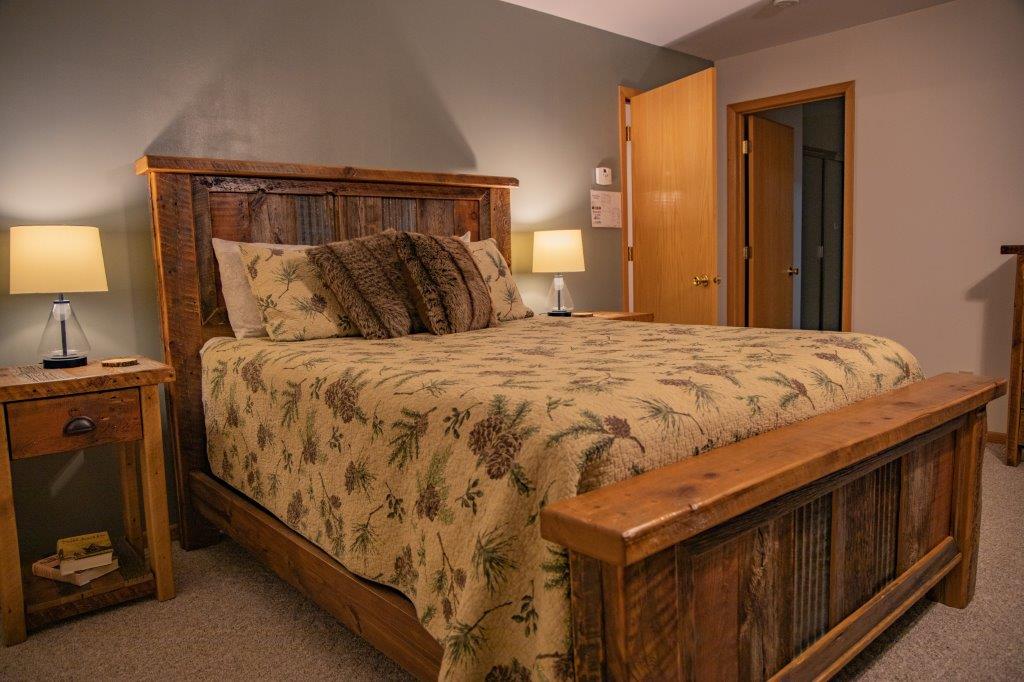 Menšia manželská posteľ v hlavnej spálni