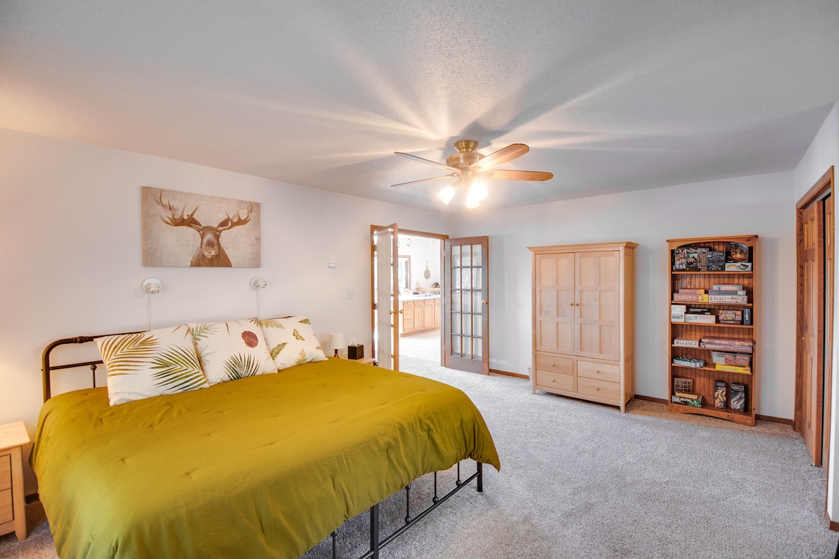 Veľká spálňa na prízemí s manželskou posteľou King (a knižnicou plnou hier!)