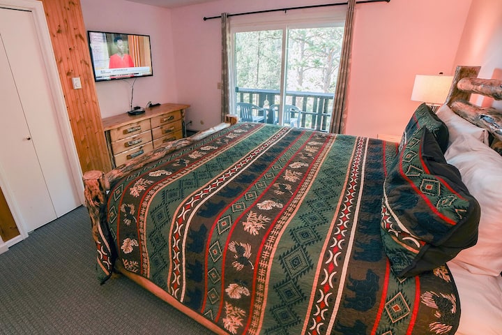 带加大双人床的主卧