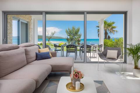 Luxury Design Beach Front Apartment - Three Bedroom Apartment with Sea View