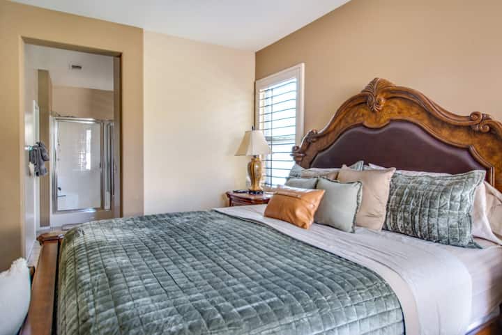 Cama tamaño king + futón, control deslizante al patio trasero, vestidor, baño privado, ventilador de techo, televisor