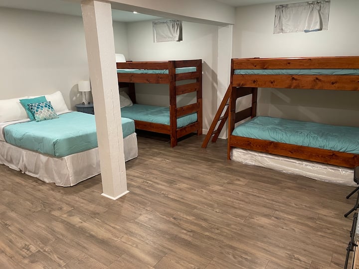 חדר קומותיים עם טלוויזיה חכמה.