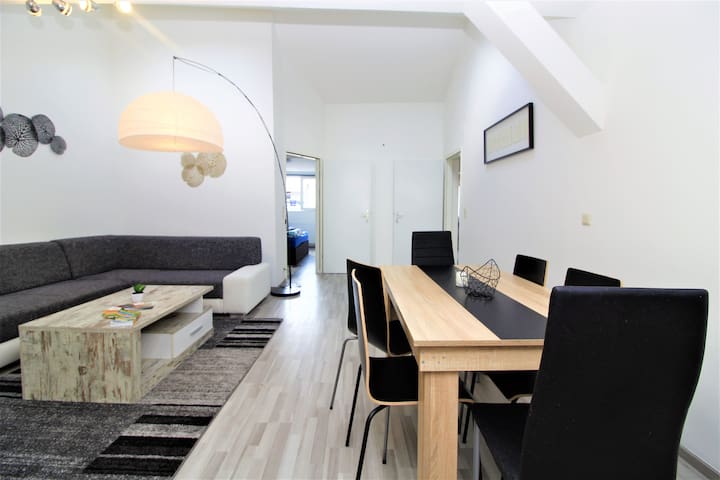 Spacious and bright apartment Augarten