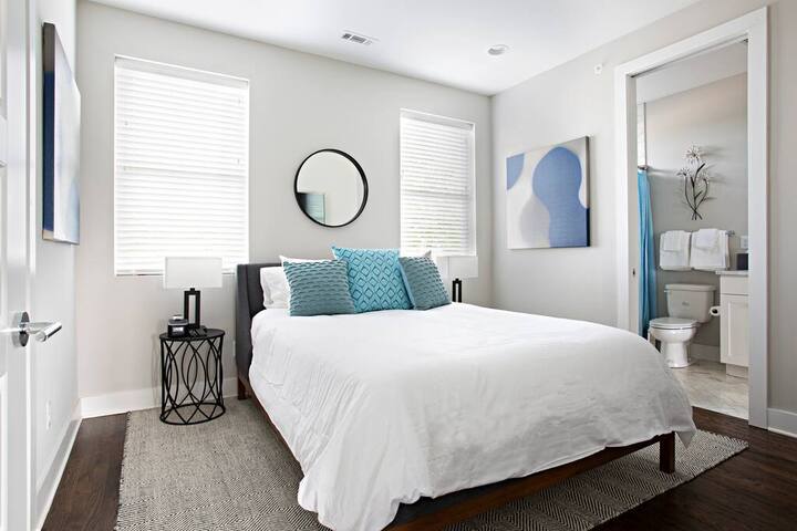 Rooftop DT Views+Pet friendly+Sleeps 20+Garage gallery image 3