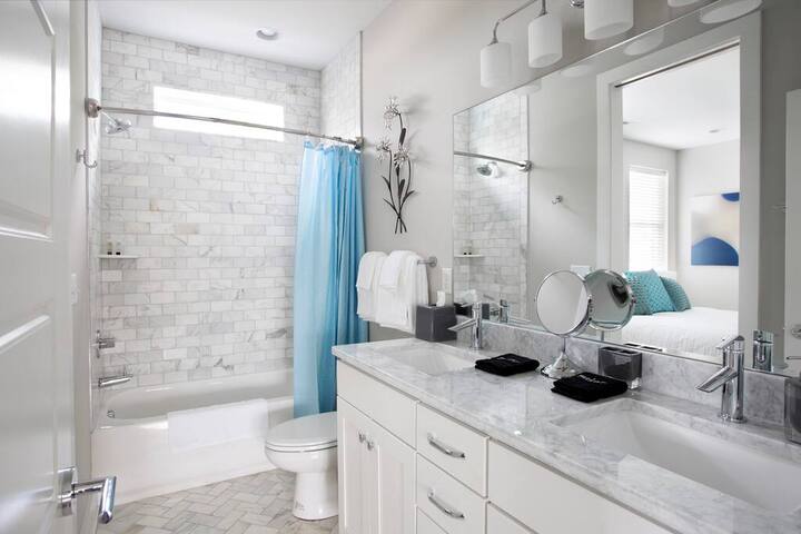 Rooftop DT Views+Pet friendly+Sleeps 20+Garage gallery image 5