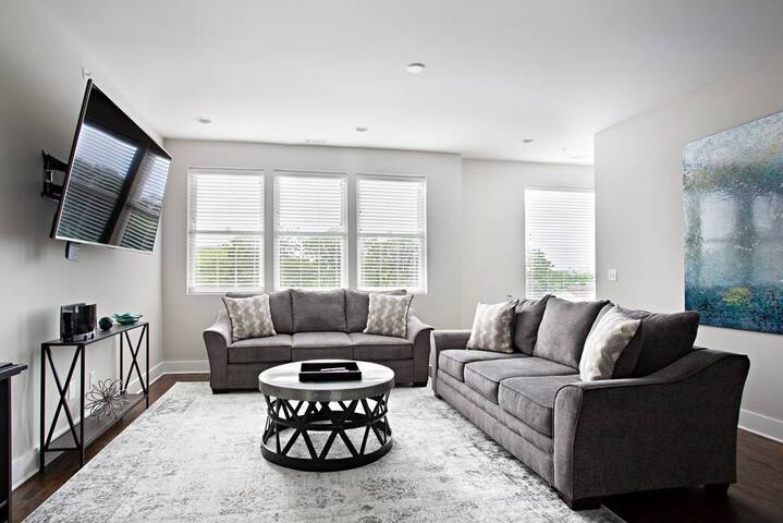 Rooftop DT Views+Pet friendly+Sleeps 20+Garage gallery image 4