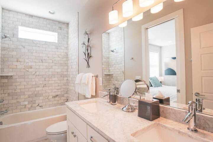 Sleeps 20+Rooftop+Garage+Pet Friendly gallery image 4