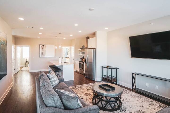 Sleeps 20+Rooftop+Garage+Pet Friendly gallery image 2