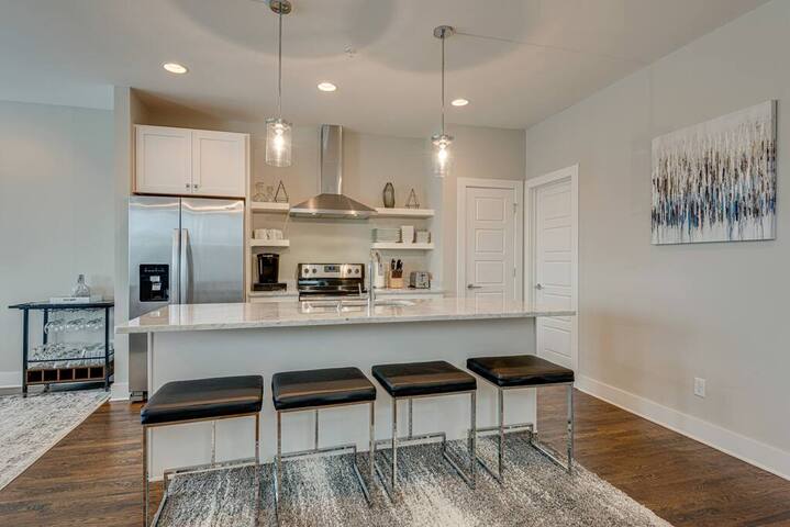 Sleeps 20+Rooftop+Garage+Pet Friendly gallery image 5