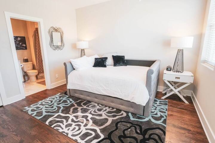 Sleeps 20+Rooftop+Garage+Pet Friendly gallery image 3