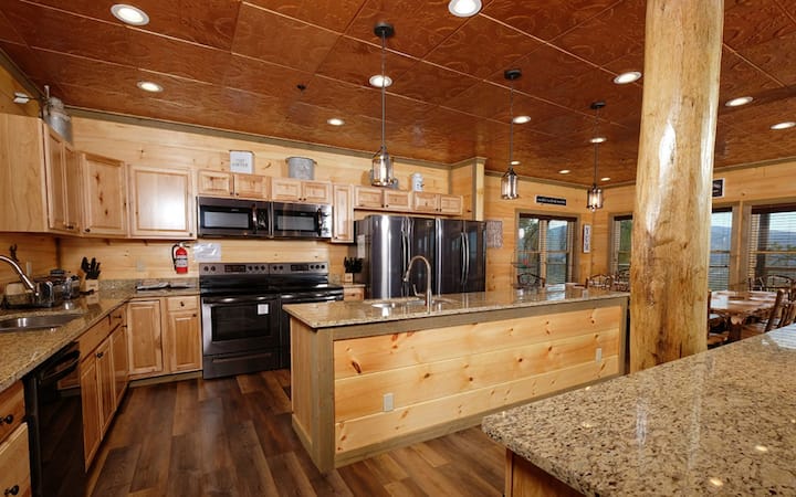 Bigger Bear Views Lodge - Theater, Games & Views! - Gatlinburg, TN
