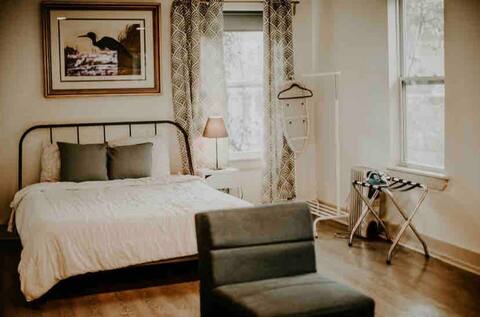 The Blue Heron-elegant urban studio in city center