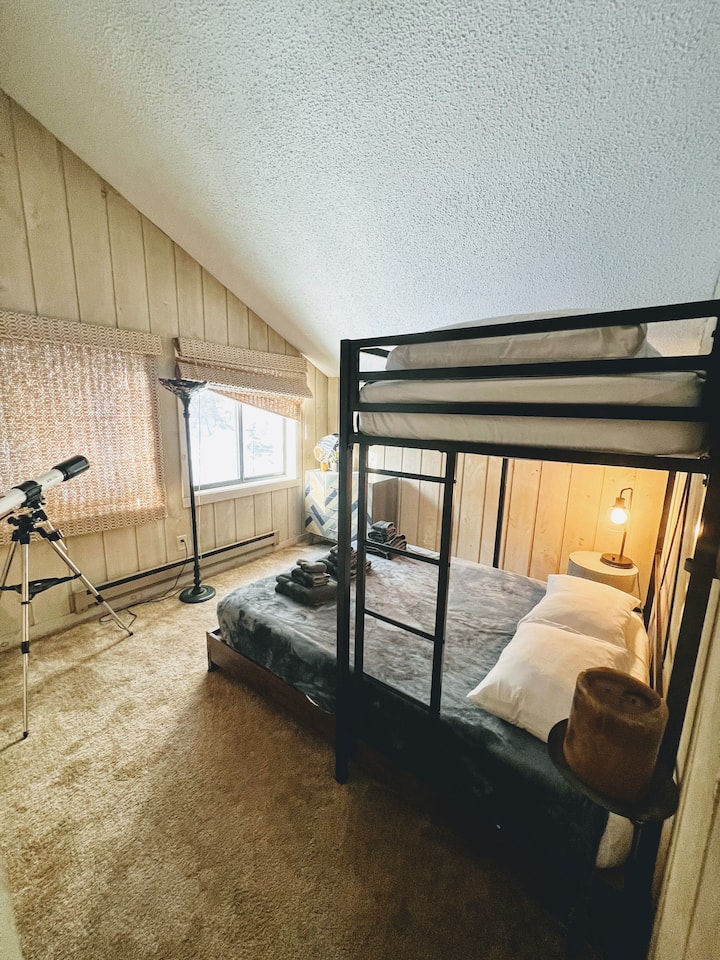 Upstairs back bedroom: queen with twin loft - large closet and views