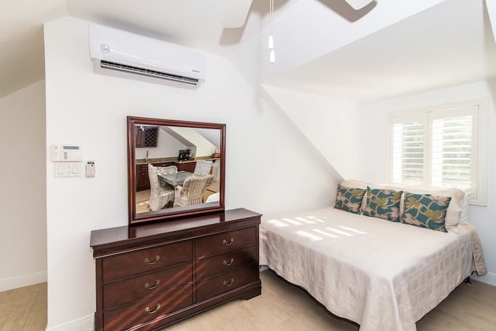 La camera da letto 7 è la suite monolocale con un letto queen-size e aria condizionata.
