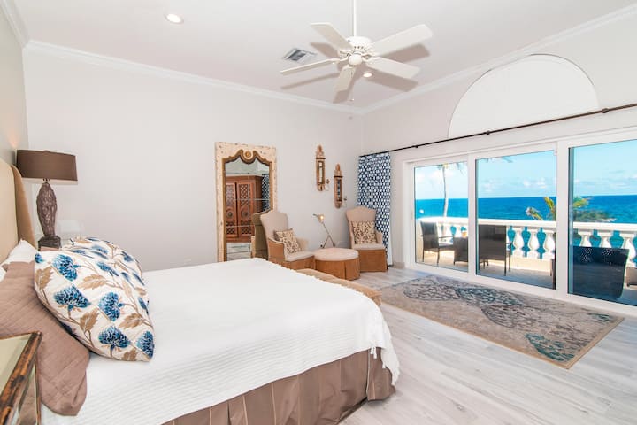 La suite principale ha accesso diretto a un balcone privato con vista sull'oceano.