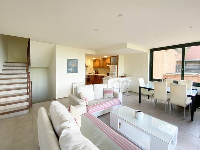 Holiday rental semidetached with swimming pool in gallery image 3