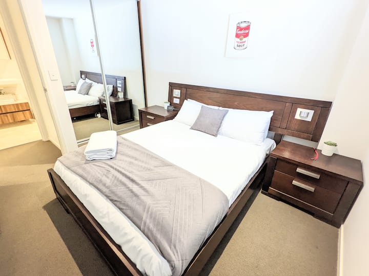 Მეორე საძინებელი 152 × 203 სმ ზომის საწოლით