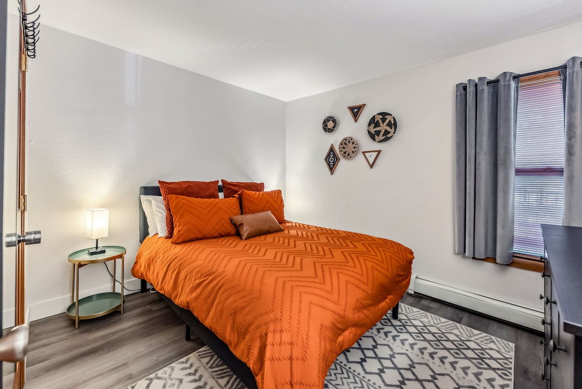 Chumba cha 2 cha kulala: Kitanda cha ukubwa wa malkia, televisheni yenye skrini tambarare, kabati kubwa la kujipambia, meza 2 za kulala
