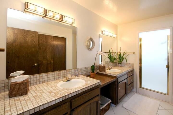 A Great Beach House in Santa Cruz! New Spa! gallery image 5