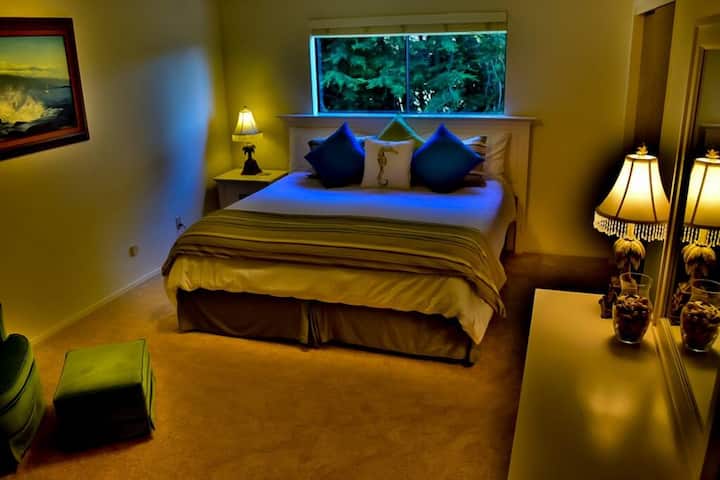 Chumba cha kulala #2, Chumba cha Mwerezi; kinaweza kusanidiwa kama mapacha 2 wa ziada au kitanda cha kifalme kwa ombi la mgeni.